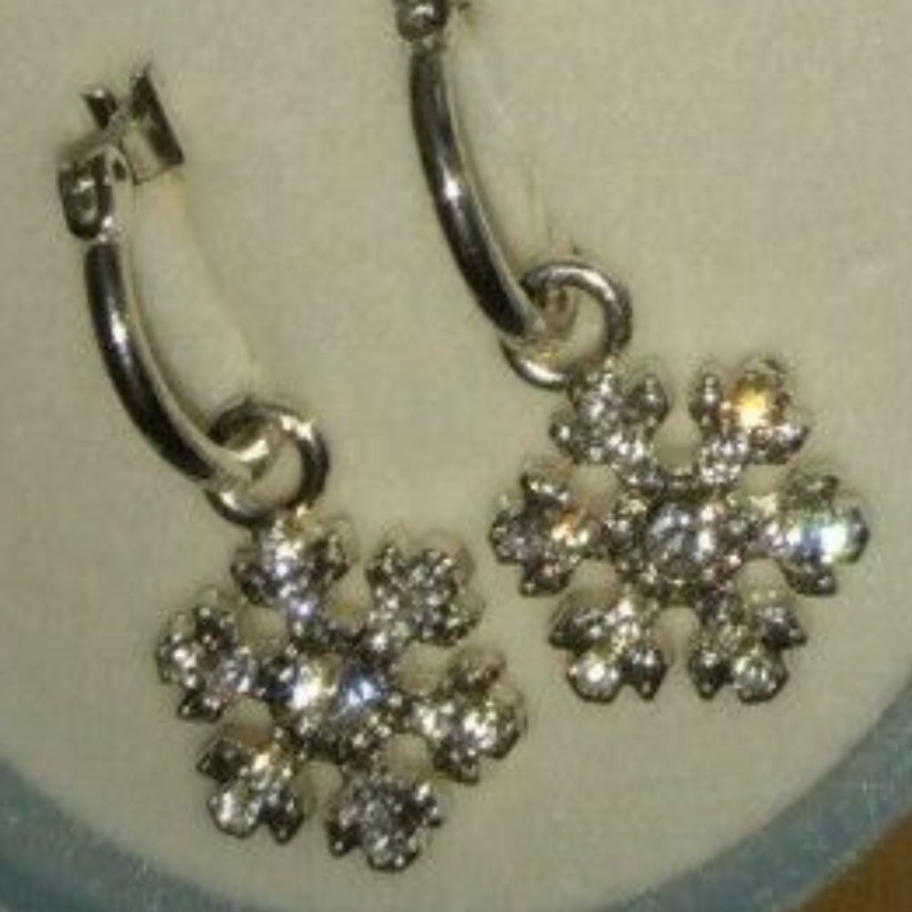 Avon ❄ Snowflake Pierced Earrings NWT - Picture 2 of 7